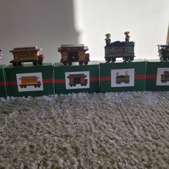 cedar creek collection Other - Festive Train Ornament Set